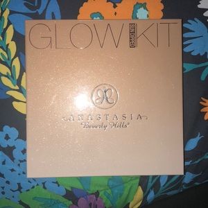 Anastasia Glow kit in sun dipped
